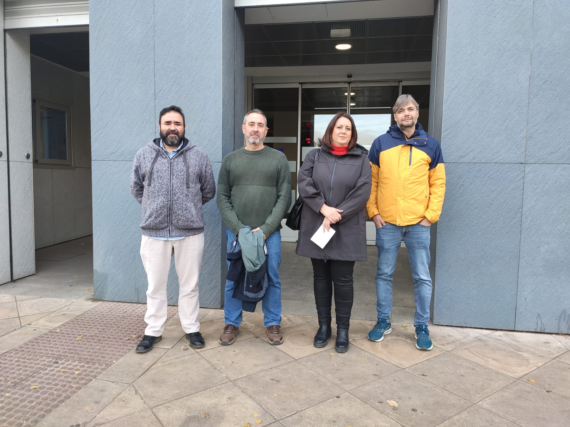 La secretaria general de CCOO en Jaén, Silvia de la Torre, junto a compañeros del sindicato en la UJA.