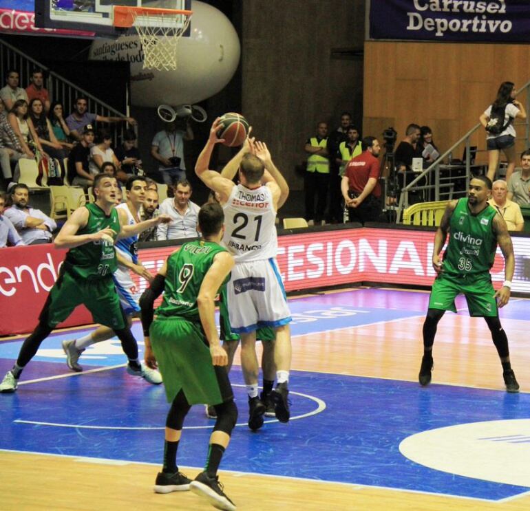 Matt Thomas lanzando a canasta en el partido de la primera vuelta ante el Joventut en Sar