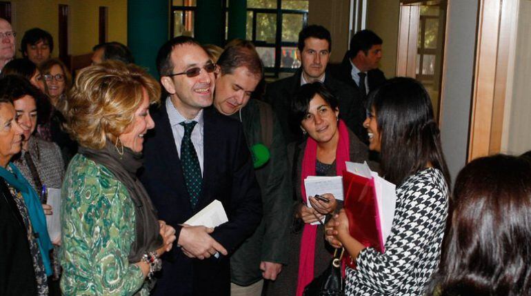 Esperanza Aguirre junto al director del IES San Mateo, Horacio Silvestre, durante una visita al centro , a finales de 2011