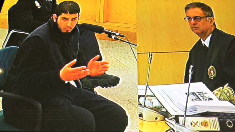 Foto captura de un televisor que muestra a Karim Abdesalam compareciendo en la Audiencia Nacional.