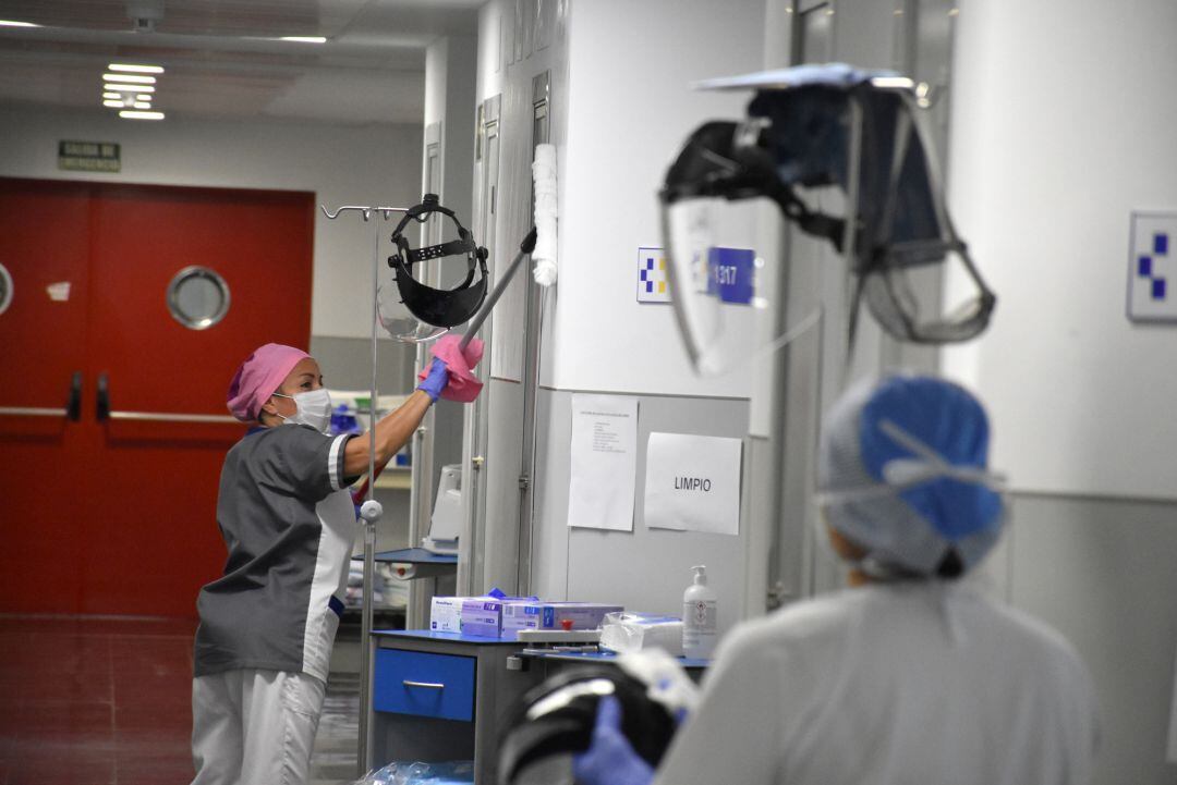 Pasillos de una de las &quot;plantas COVID&quot; del hospital Doctor José Molina Orosa.