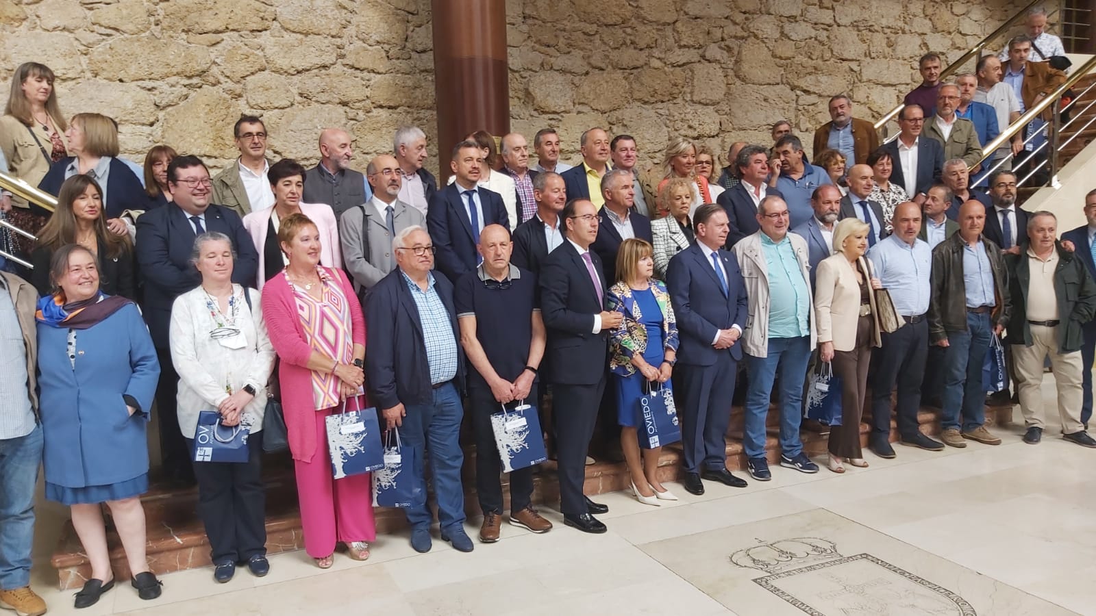 Los trabajadores homenajeados posan con parte del equipo de gobierno municipal y otros concejales de la oposición