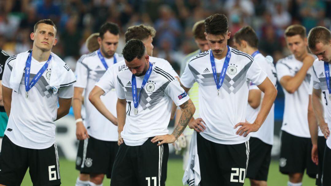 Los jugadores de Alemania, cabizbajos tras recibir la medalla de subcampeones