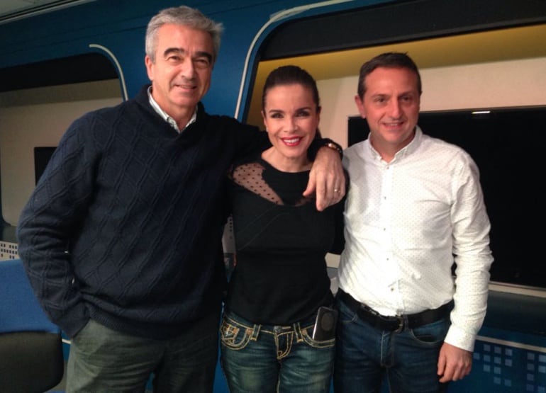 Carme Chaparro junto a Carles Francino y Roberto Sánchez