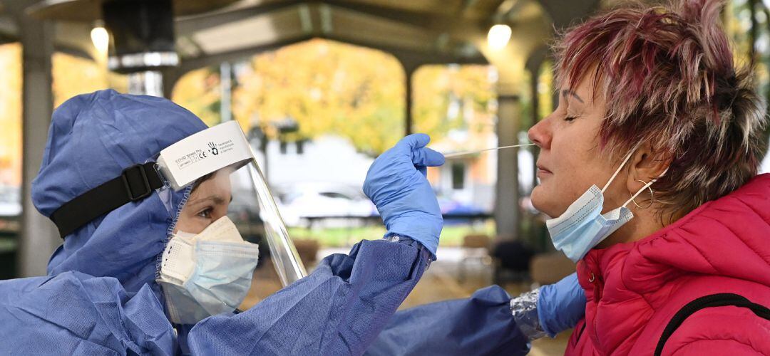 Realización de una prueba PCR a una mujer.