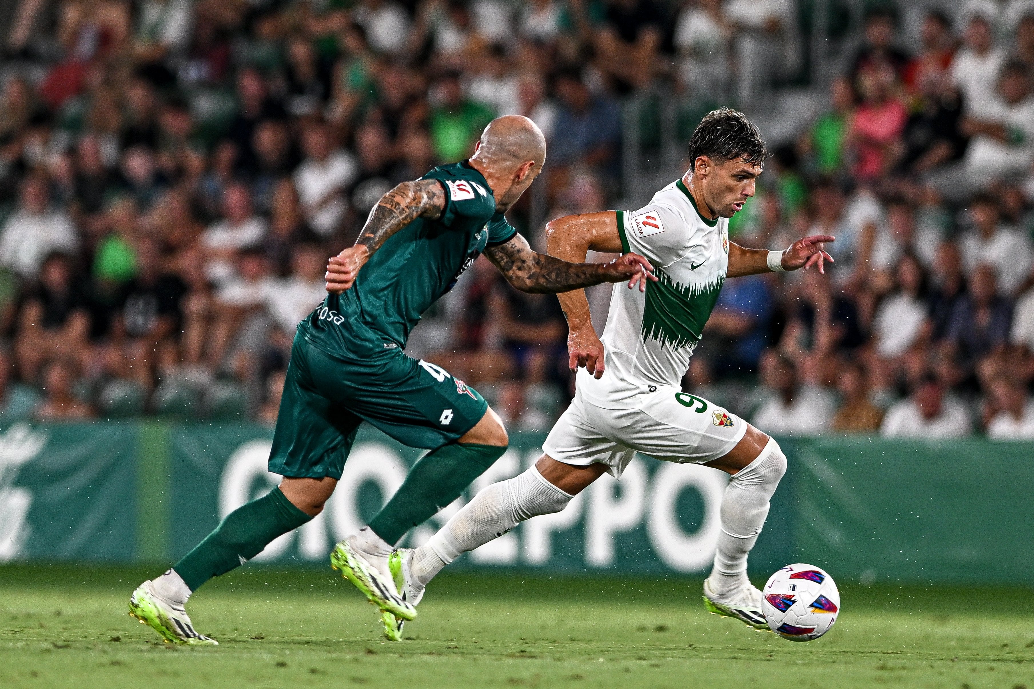 Lucas Boyé conduce el balón en el partido ante el Rácing de Ferrol