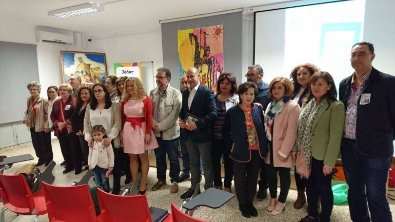 Foto de familia final, con algunos de los participantes en la lectura, organización y autoridades