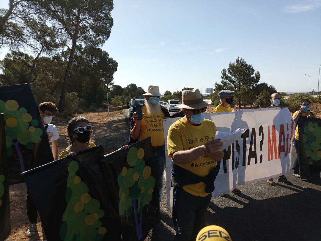 Protestas durante la inauguración de la carretera Llucmajor-Campos.