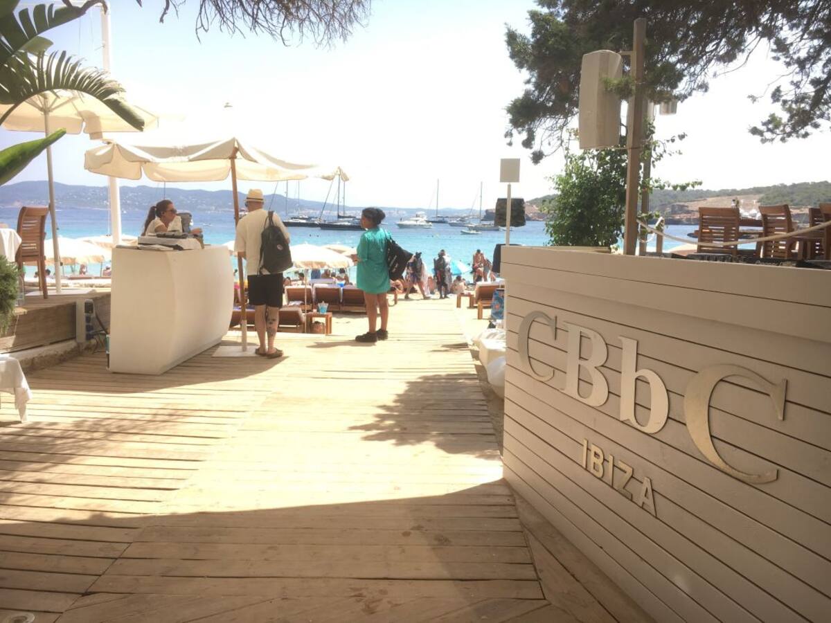 Delicias con vistas al mar, en el Cala Bassa Beach Club