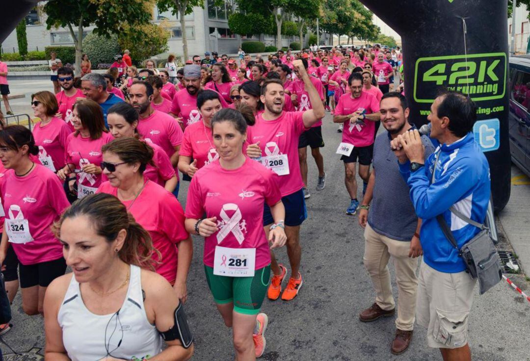 Participantes iniciando la carrera desde Activa Club Jerez.