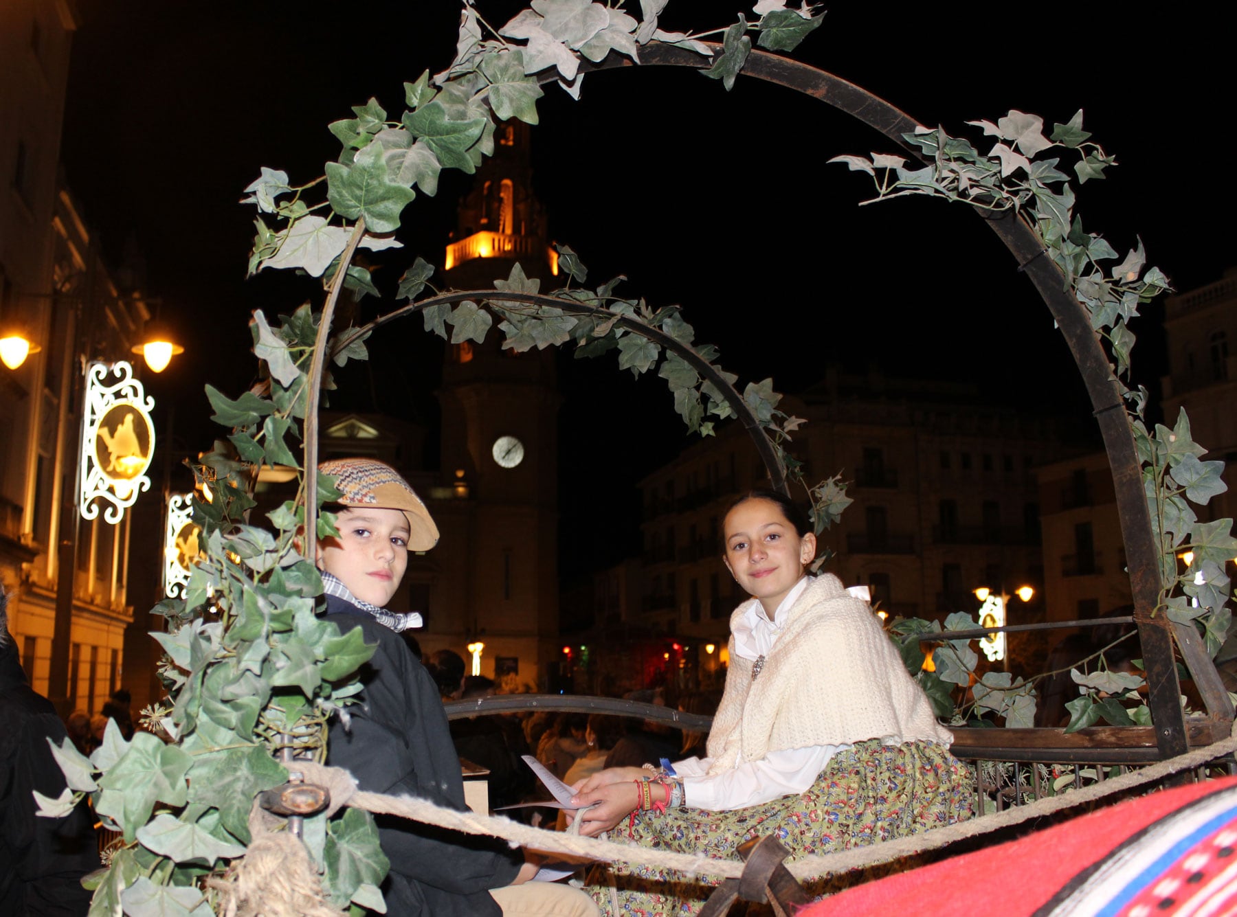Un pastoret i una pastoreta en la part final de la desfilada ja a la plaça d'Espanya amb el Campanar al fons