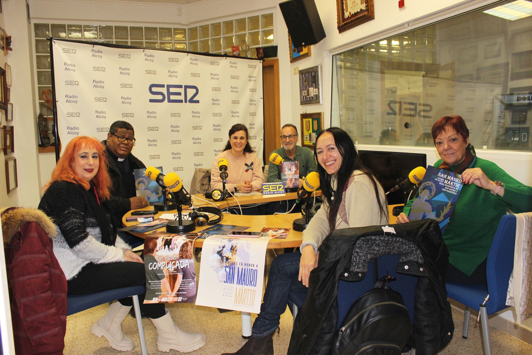 La presidenta y componentes de la Asociación de San Mauro, junto al cura párroco de las parroquias del Centro, Jesús Fuentes Popa, en el estudio central de Radio Alcoy