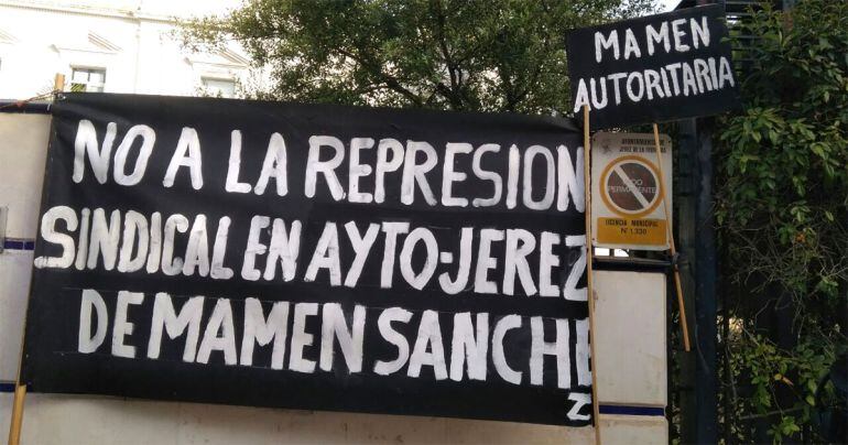 Una pancarta lucía como protesta en la puerta de la Moncloíta