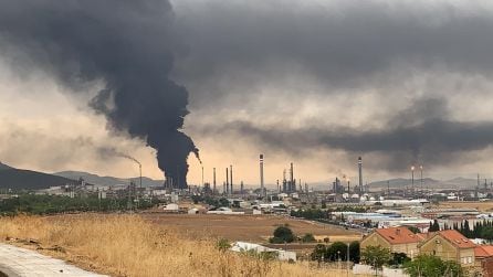 Gran columna de humo en Repsol Puertollano