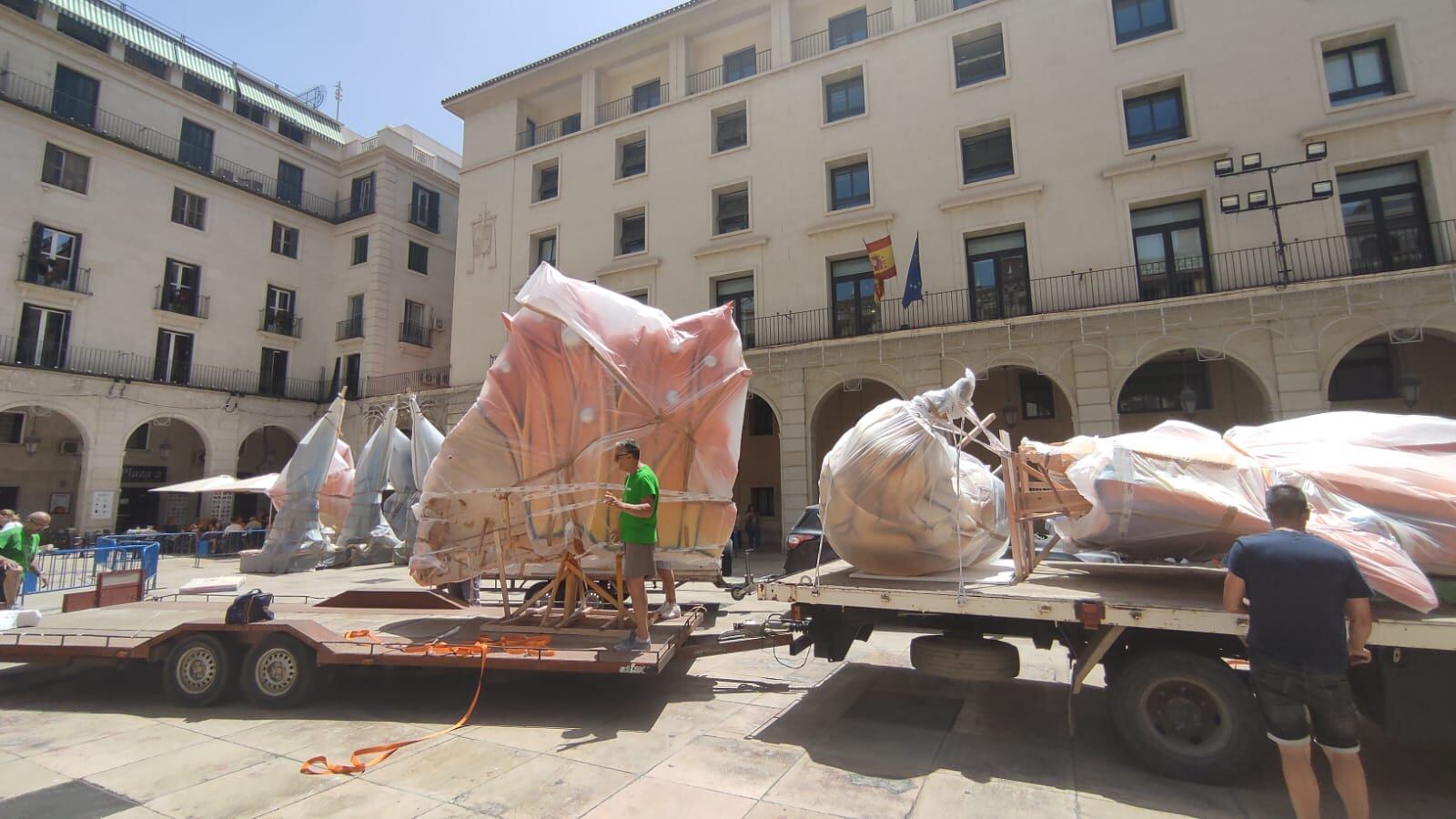 Las piezas de Ars Amandi comienzan a llegar a la plaza del Ayuntamiento de Alicante