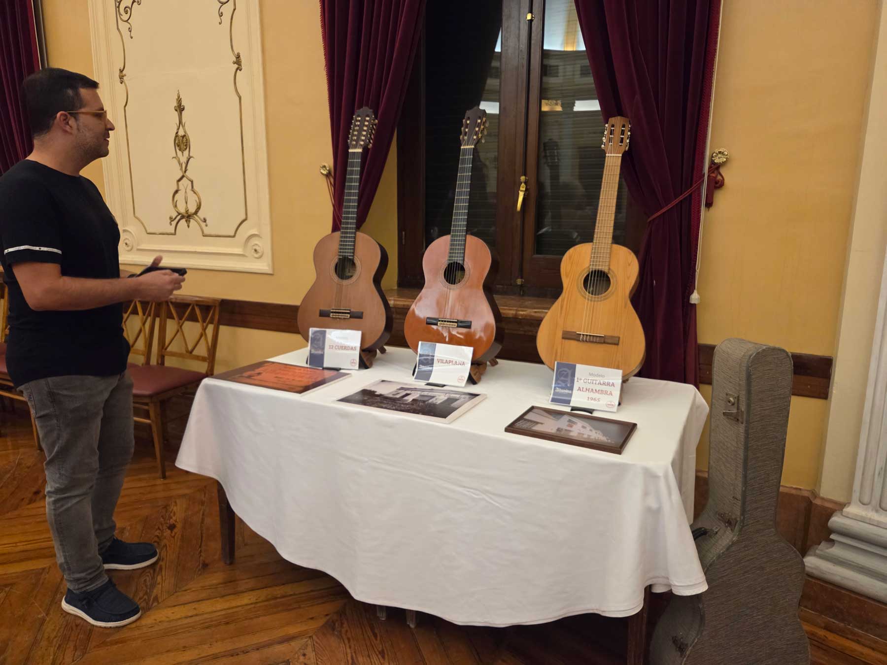 El guitarrista Joan Aracil contempla algunas de las guitarras expuestas