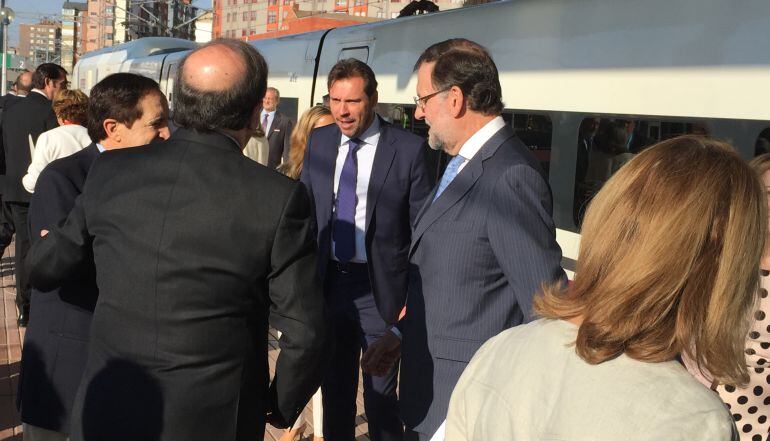 Óscar Puente conversa con Mariano Rajoy, Juan Vicente Herrera y Juan José Lucas en al andén de la estación del Campo Grande