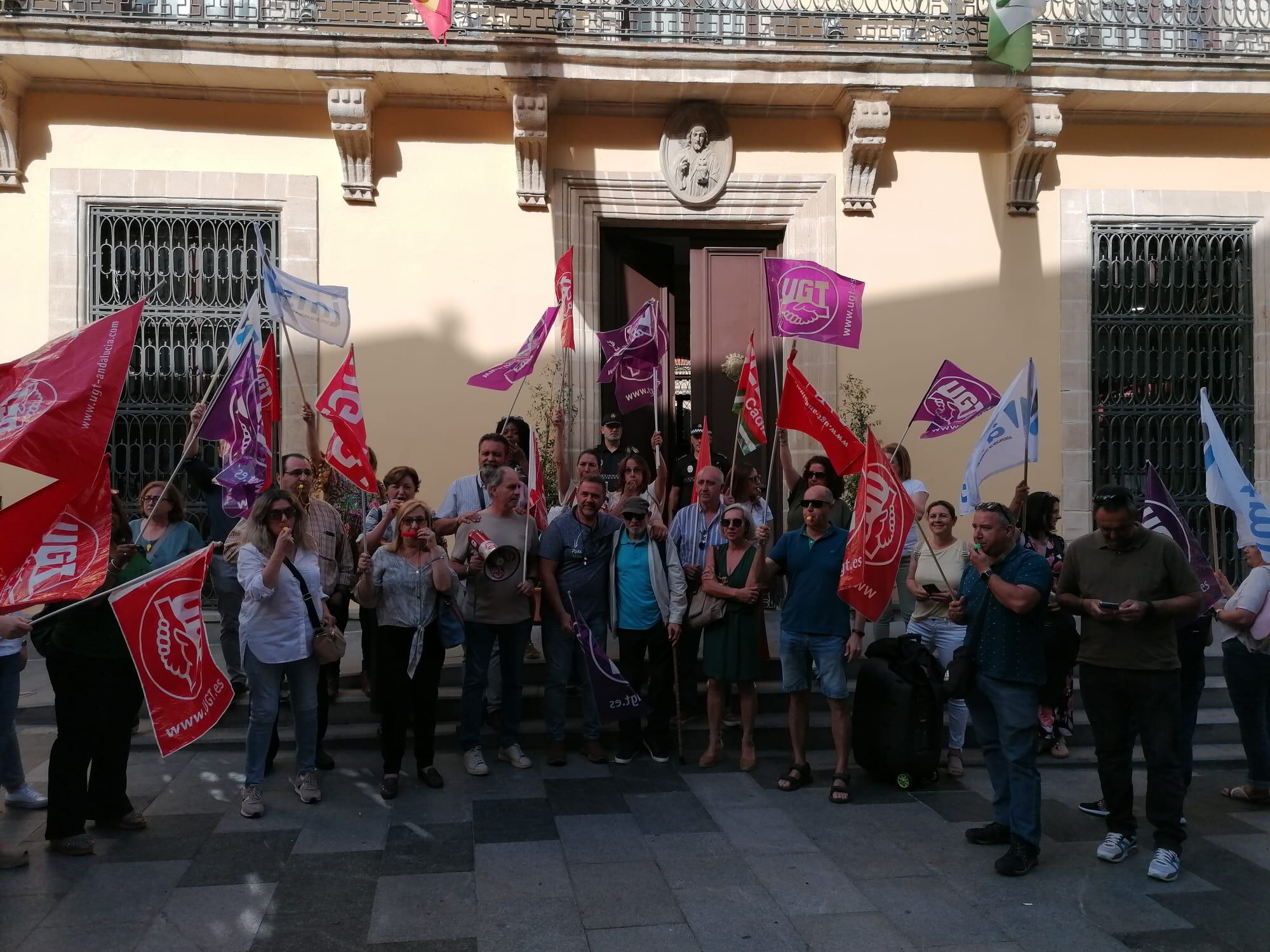 Delegados sindicales del Ayuntamiento de Jerez se concentran este jueves a las puertas del consistorio