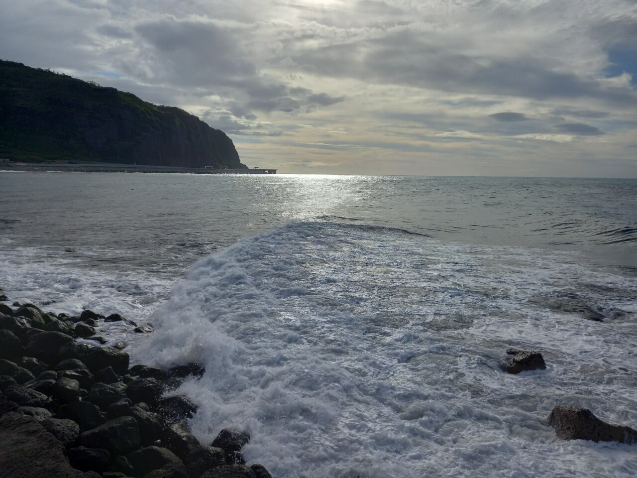 Costa de la isla en el Océano Índico