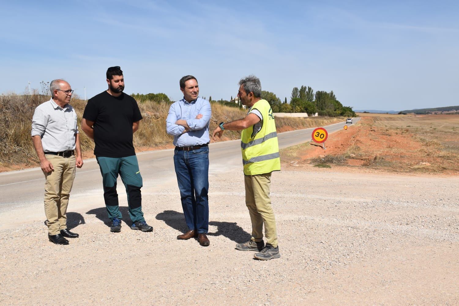 Visita de Martínez Chana a las obras de la carretera Paracuellos - Campillo
