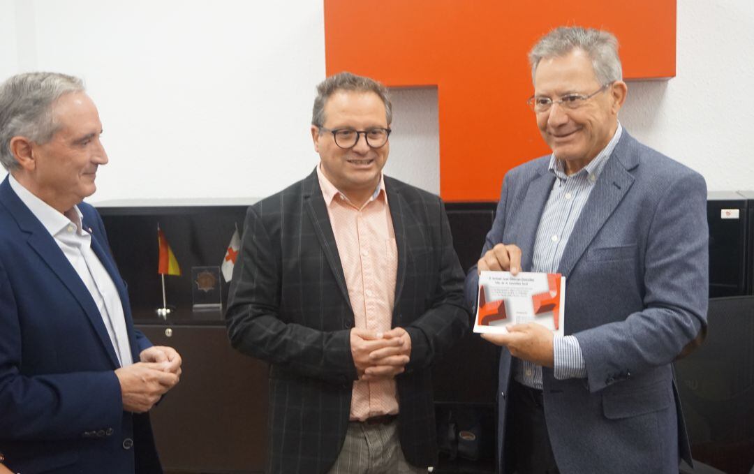 El presidente de la Asamblea Local de Cruz Roja junto a los presidentes de Cruz Roja Española y la asamblea provincial de Alicante