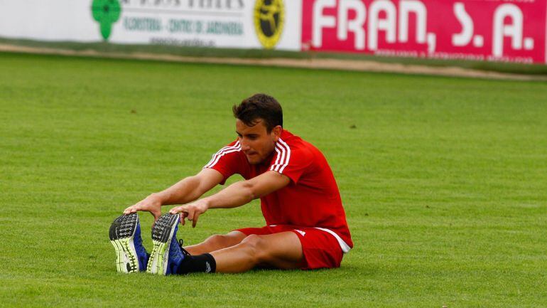El canterano mirandesista durante una de las sesiones de trabajo con el primer equipo rojillo.
