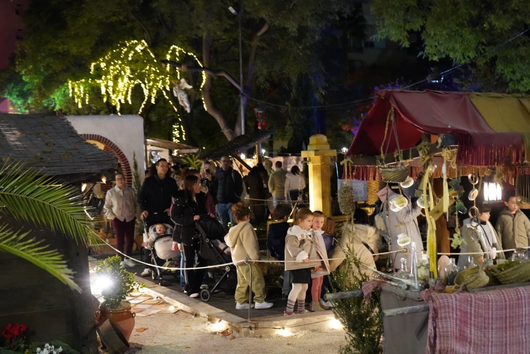 Recorriendo el pasado viernes el belén (Imagen: Ajuntament de Xàtiva)