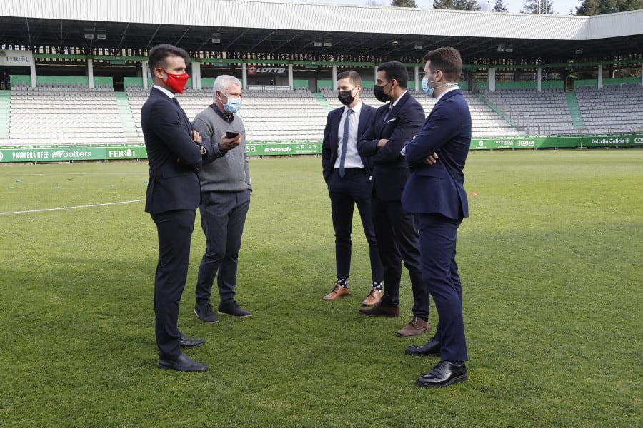 El equipo arbitral, este sábado en A Malata (foto: Kiko Delgado / EFE)