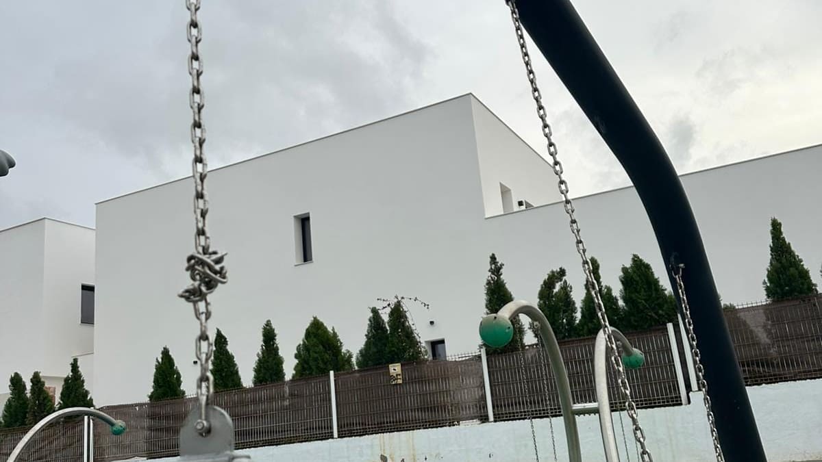 Denuncian el estado "deplorable" del parque infantil de Cala de Bou