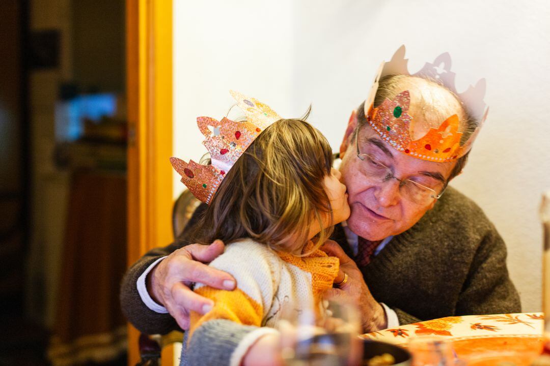 Envíanos tu felicitación para estar un poco más cerca de los tuyos a través de la radio.