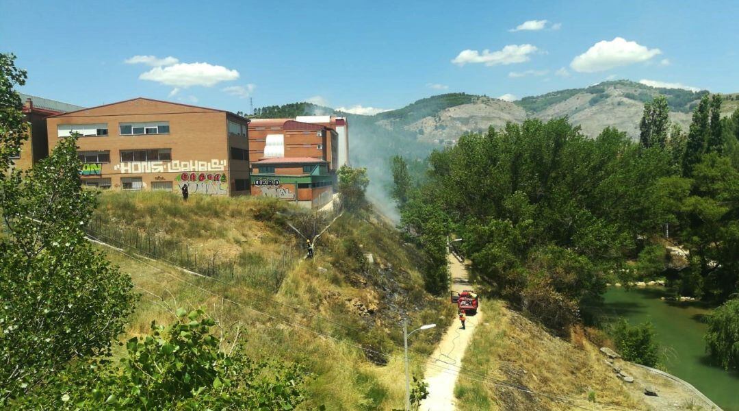 El incendio se ha producido junto a una zona de institutos de secundaria.