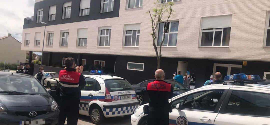 Los agentes han felicitado desde la calle a la residente de El Balcón