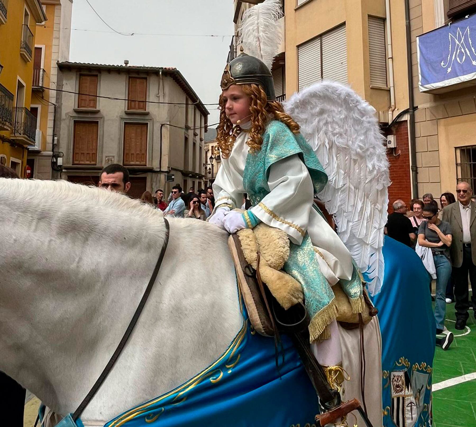 La &#039;angelet&#039; Daniela Pérez Bañuls, durante una de las paradas sobre su caballo blanco para recitar los versos del Advocat Senabre