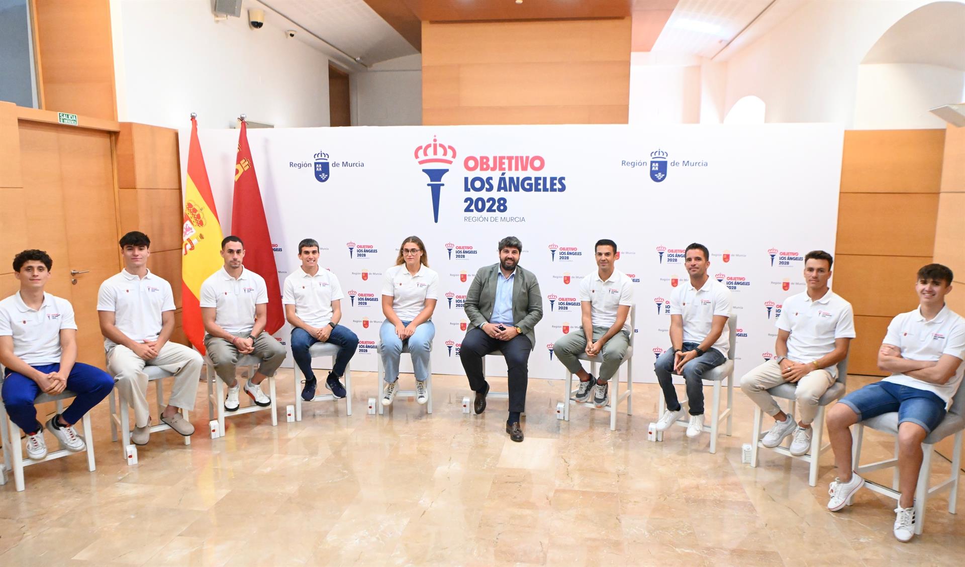 Fernando López Miras presenta el programa 'Objetivo Los Ángeles 2028', junto con una representación de los deportistas becados en dicha convocatoria