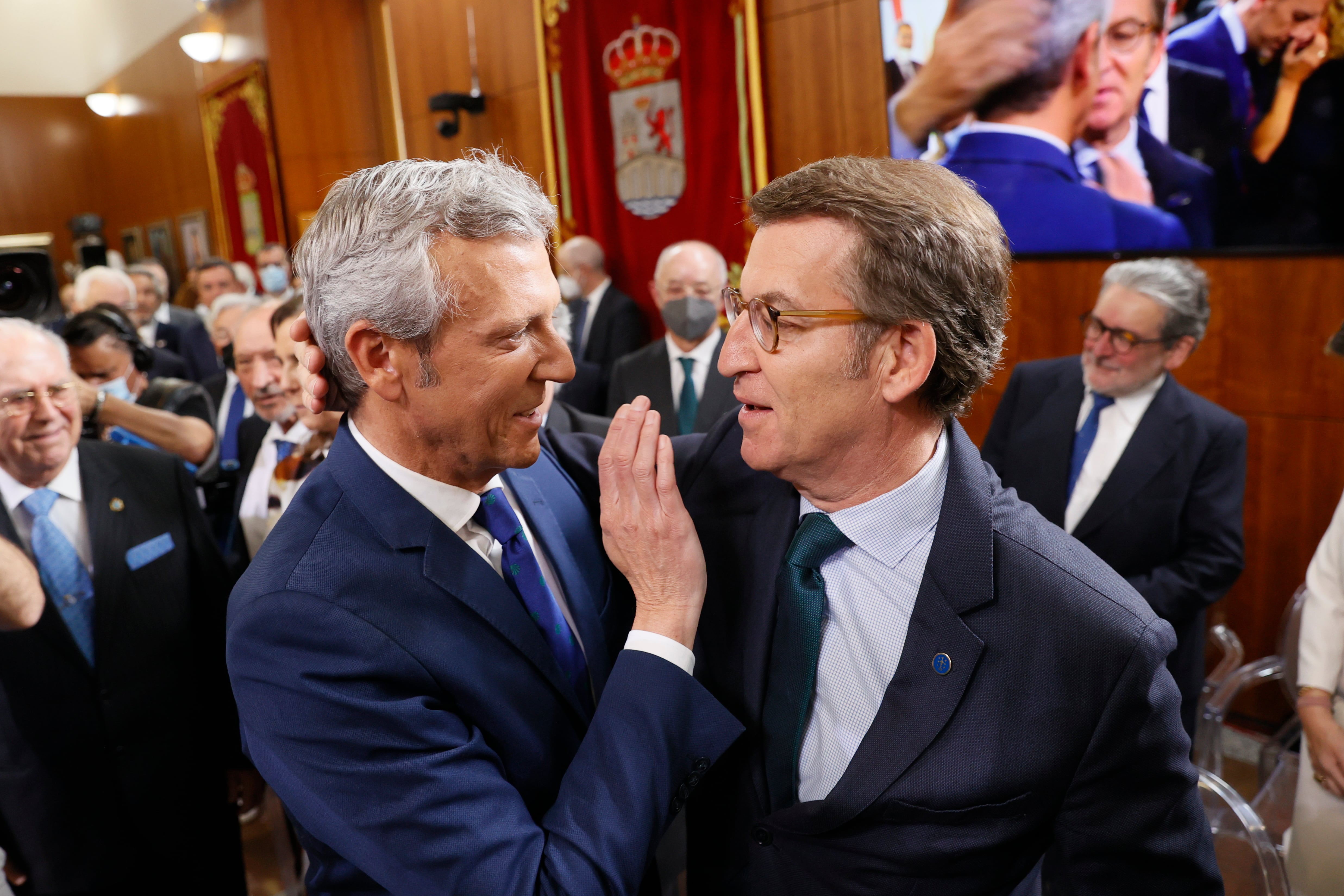 El nuevo presidente de la Xunta de Galicia, Alfonso Rueda (i), saluda a su predecesor Alberto Núñez Feijóo en el ámbito de su ceremonia de toma de posesión como el sexto presidente gallego, este sábado en Santiago de Compostela.