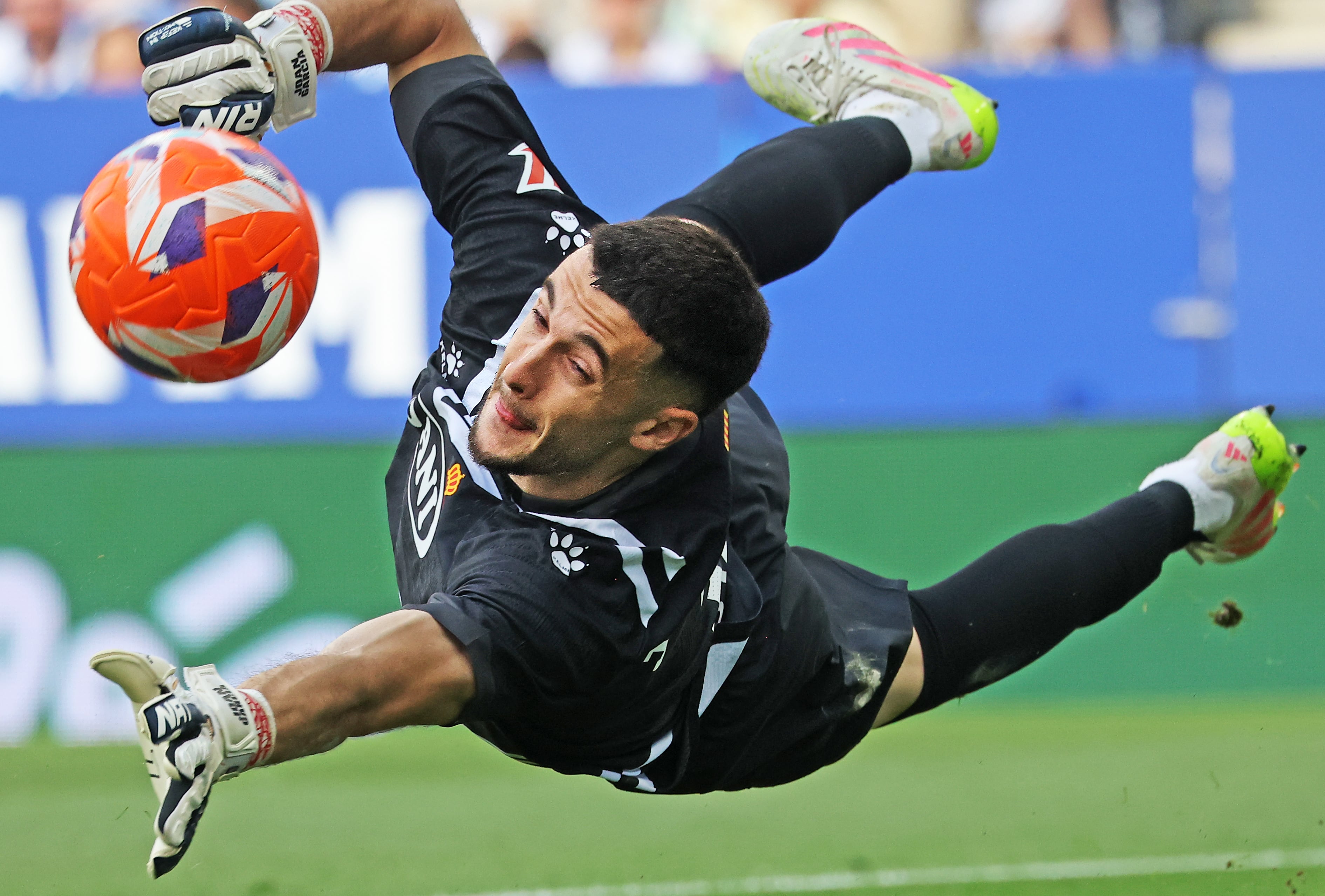 Joan García, en una acción durante un partido con el RCD Espanyol
