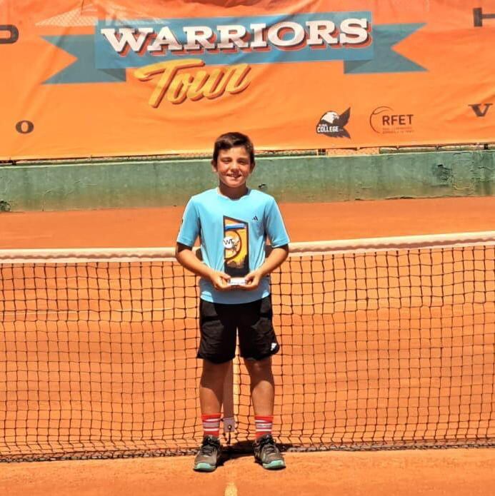 Yerard Amor con el trofeo de campeón del TTK Warriors Benjamín en Barcelona