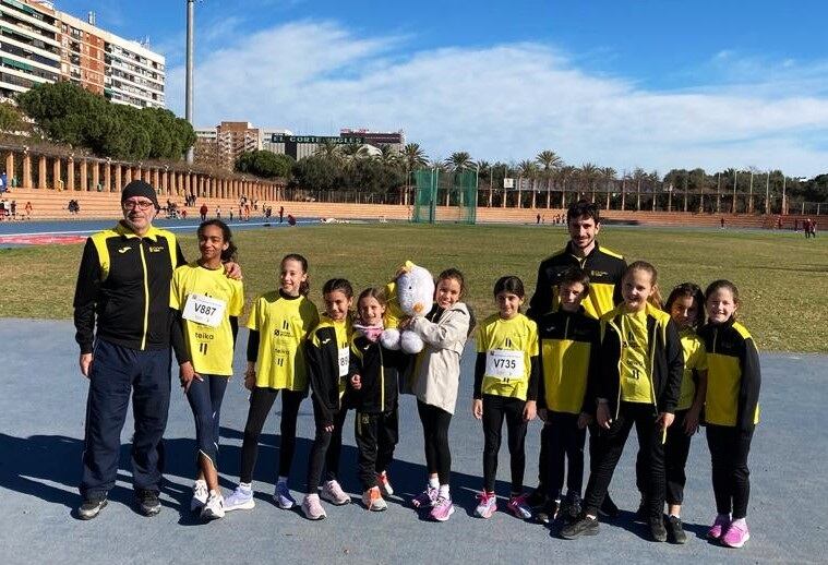 Las chicas participantes en el provincial alevín con sus monitores