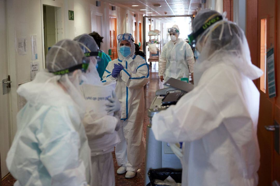 Profesionales sanitarios realizan su trabajo con enfermos de la COVID -19 en la planta 9 del hospital del Mar de Barcelona, este miércoles trigésimo segunda jornada del estado de alarma sanitaria decretada por el Gobierno a causa de la pandemia del coronavirus