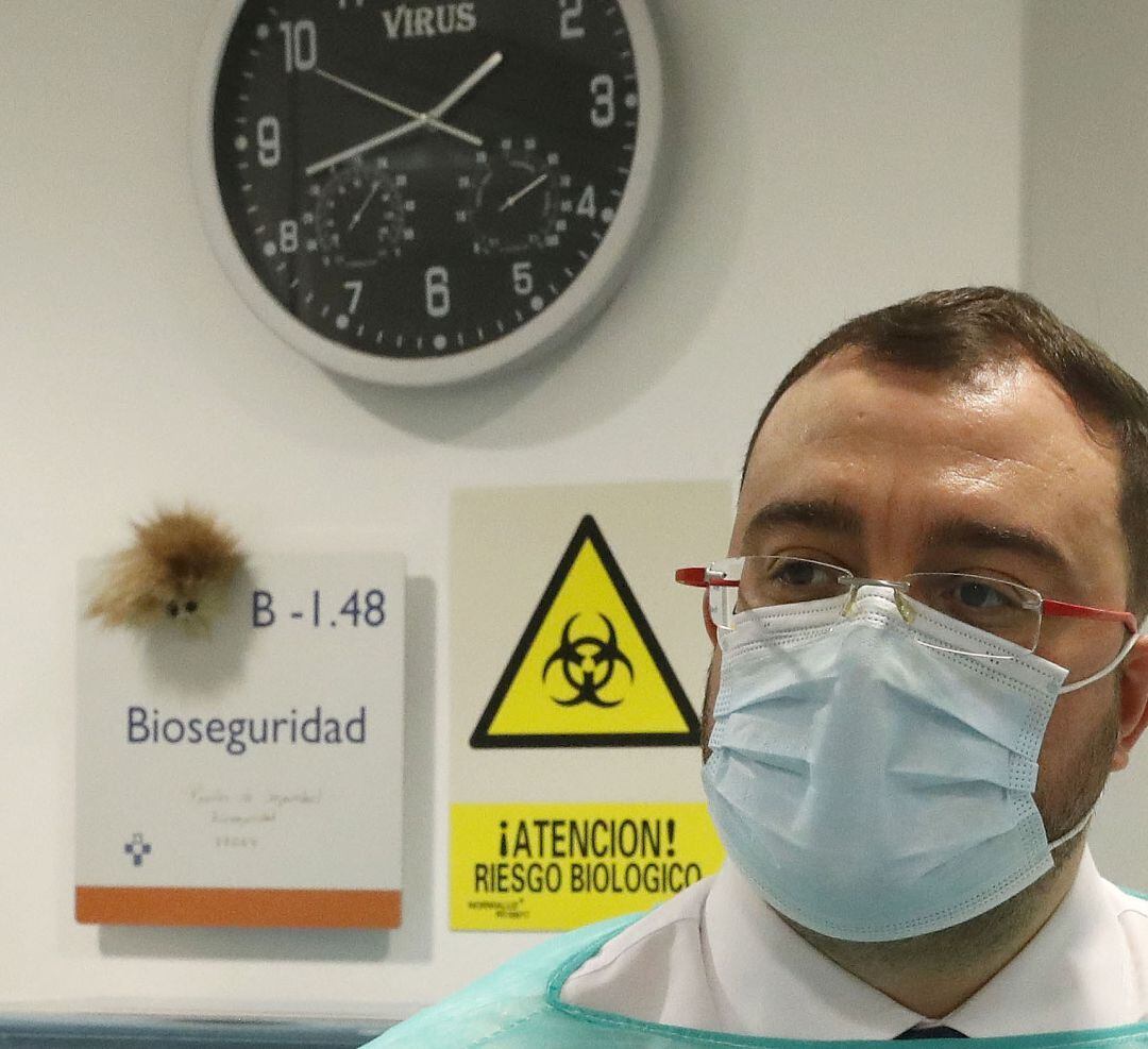 El presidente, Adrián Barbón durante su visita al laboratorio.