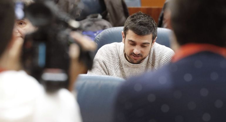 El diputado de Podemos Ramón Espinar, durante el pleno de la Asamblea de Madrid.