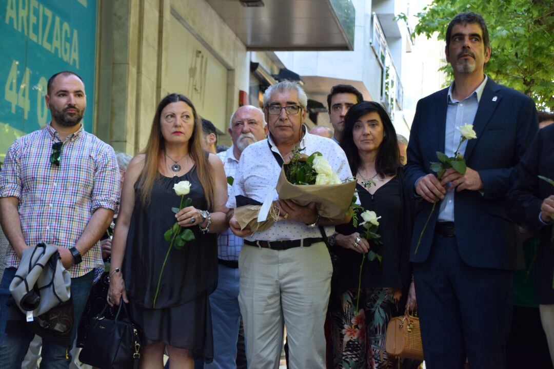 Familiares de Alfredo García, junto al alcalde Eneko Goia en un momento del homenaje