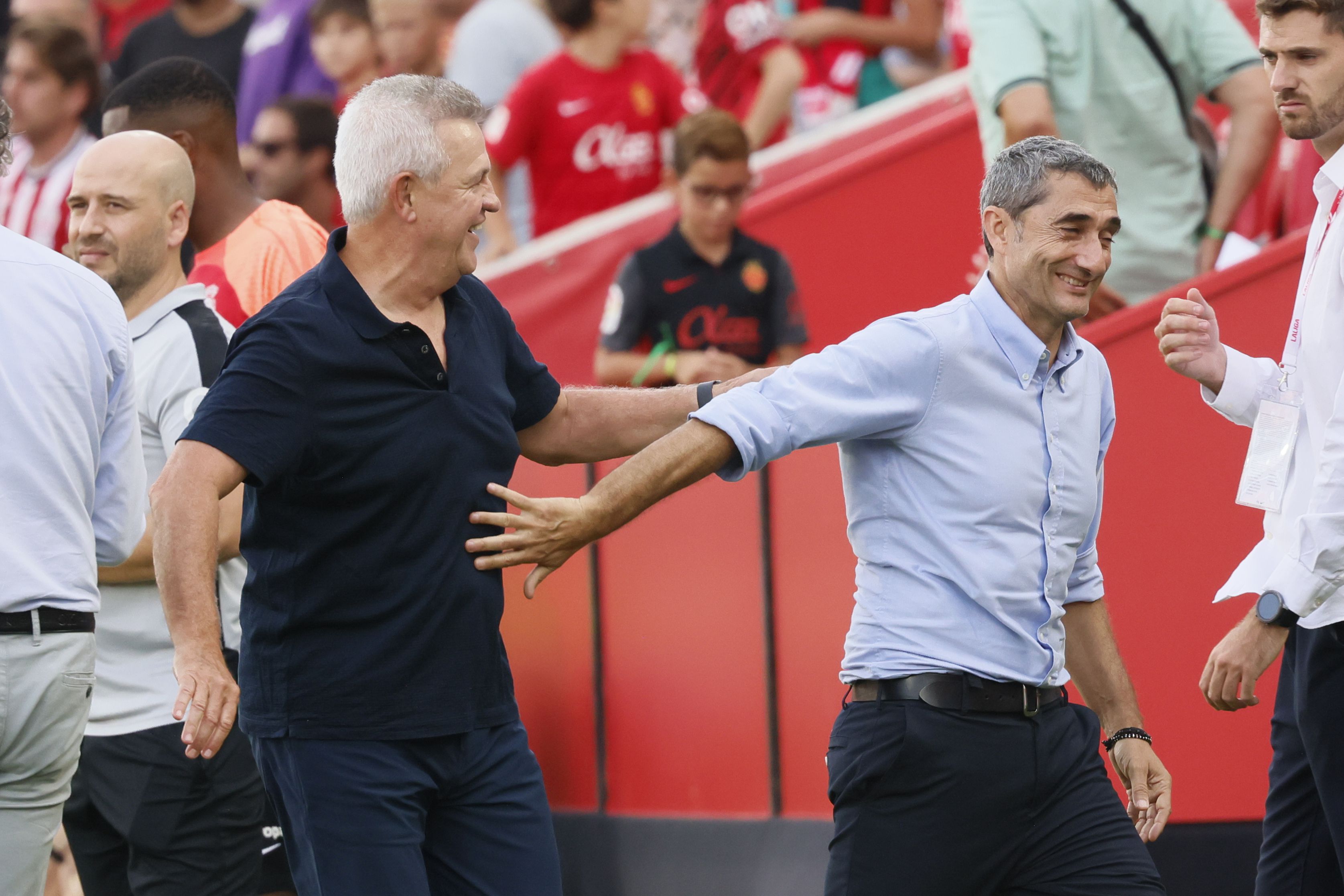 Valverde se despide de Javier Aguirre tras el partido entre RCD Mallorca y Athletic Club de la primera vuelta