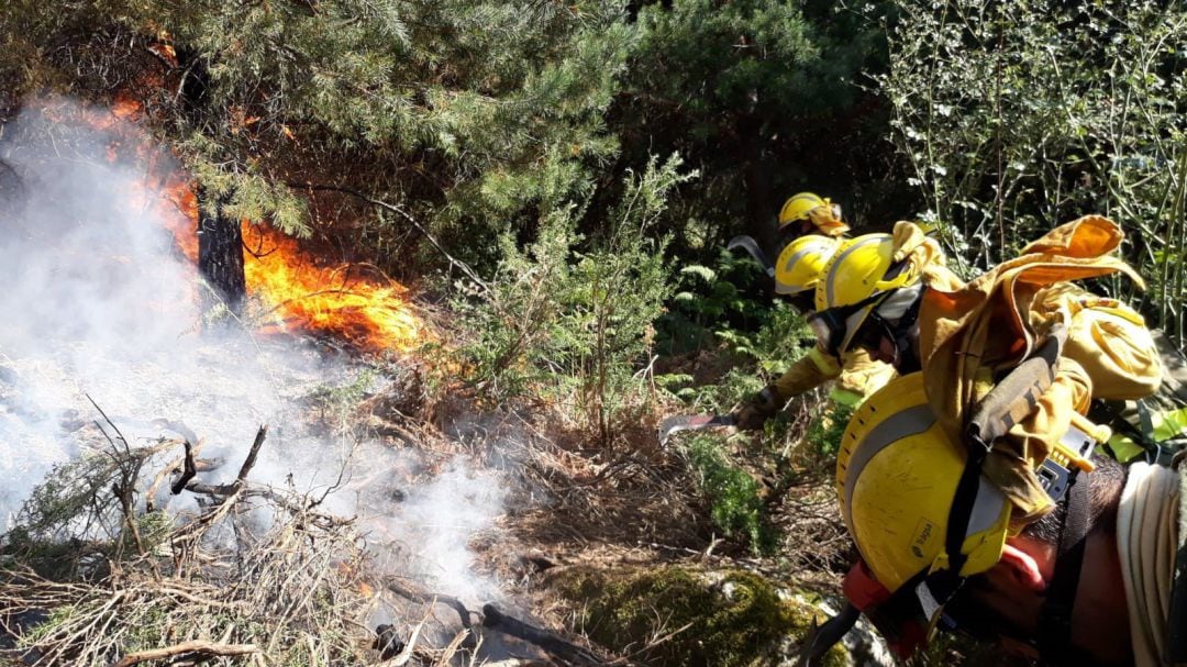 Imagen de archivo de operarios trabajando en el incendio de La Granja.