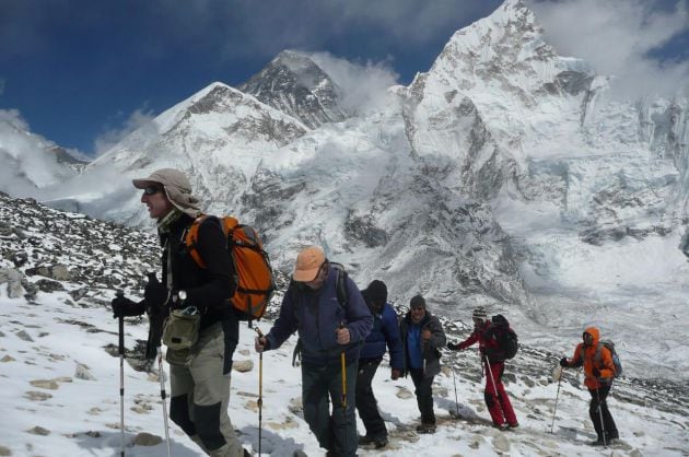 Jose Antonio Alejo y los componentes de una expedición en el Himalaya