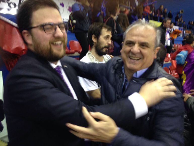 Gonzalo Ibáñez felicitando a su técnico Sergio García 