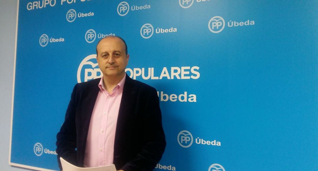 El que fuera alcalde de Úbeda, Pepe Robles, en la sede del PP.