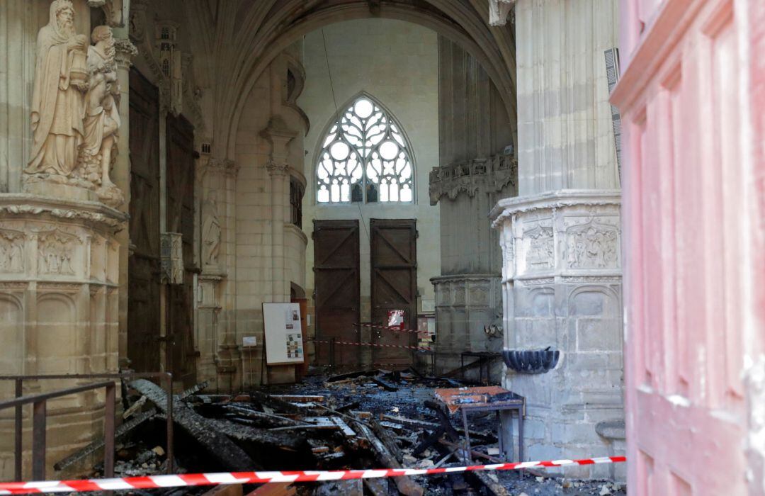 Imagen del interior de la Catedral de Saint Pierre and Saint Paul de Nantes, Francia, tras el incendio que aunque no ha afectado a la estructura ha dejado importantes daños.