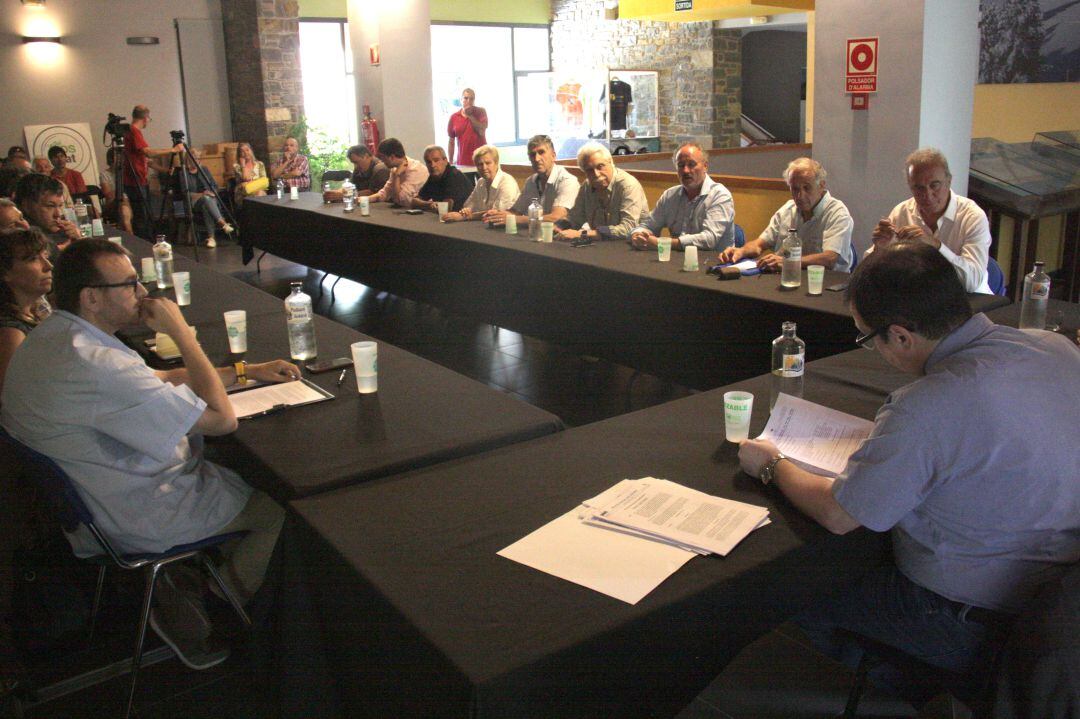 A l'esquerra, el president sortint, Gerard Sabarich. Davant seu, amb camisa blanca, el nou president, Carles Isús.