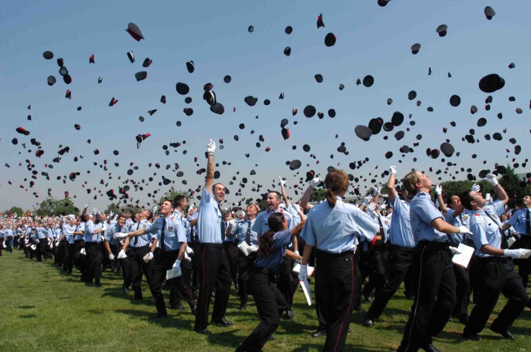 La cèlebre tirada de gorra dels policies acabats de llicenciar que aquest any perllla